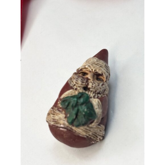 Vintage Santa Claus-Themed Brooch Pin With gift in hand - Picture 4 of 4